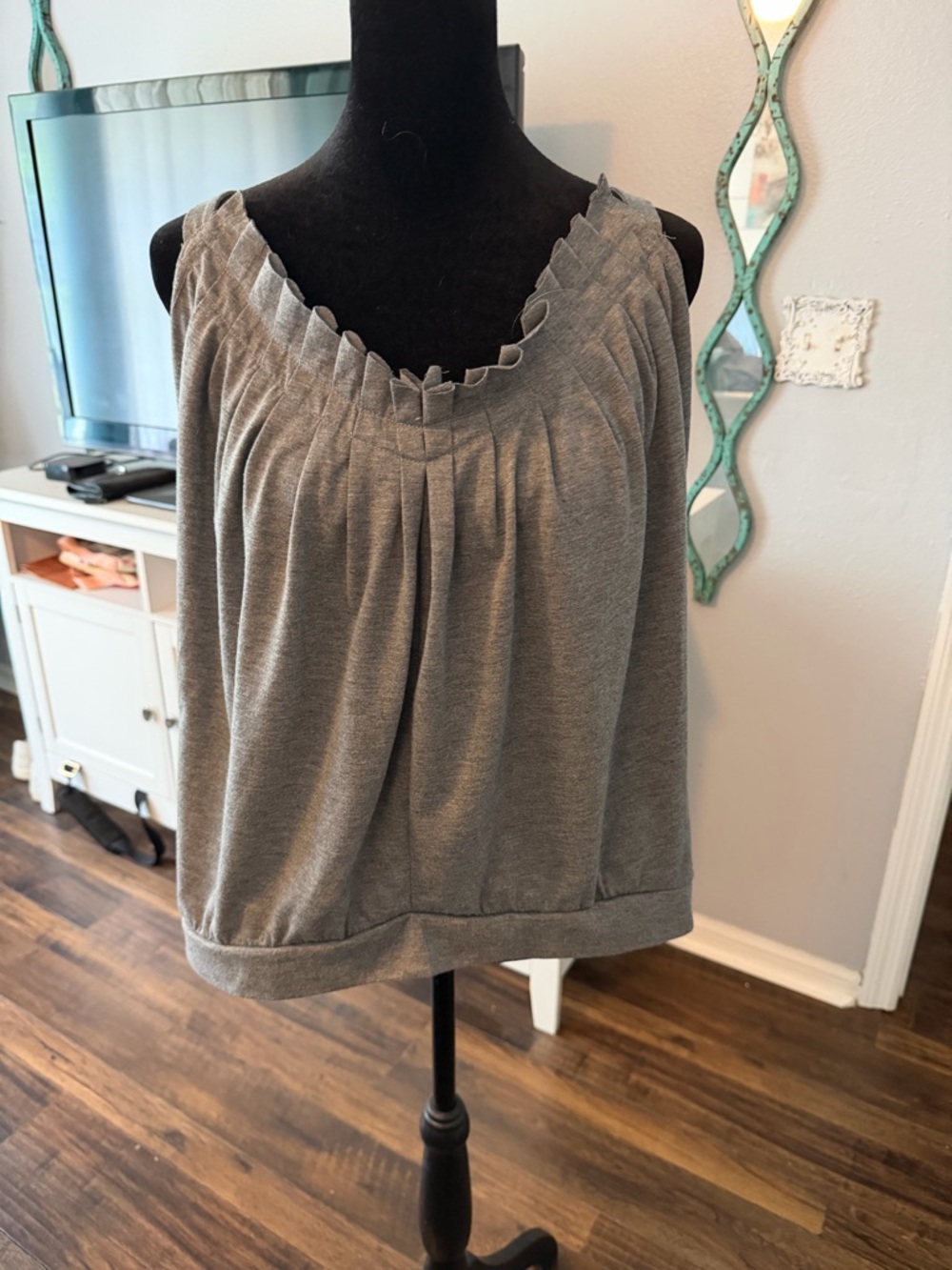 Source Unknown Gray Ruffled Sleeveless Tank Top